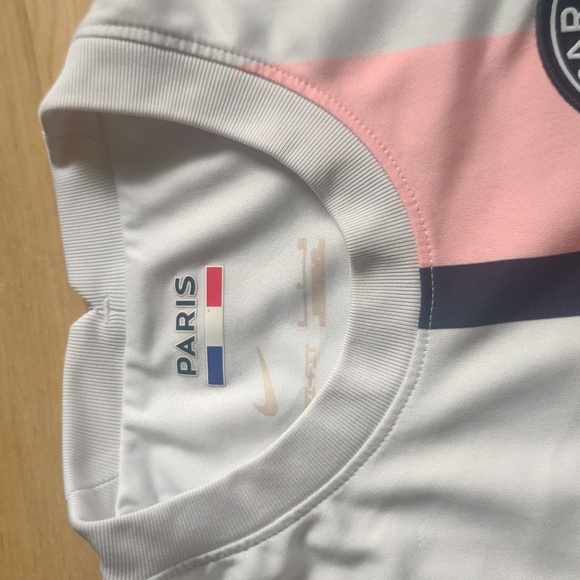 Paris Saint-Germain White and Pink Jersey - Picture 6 of 15